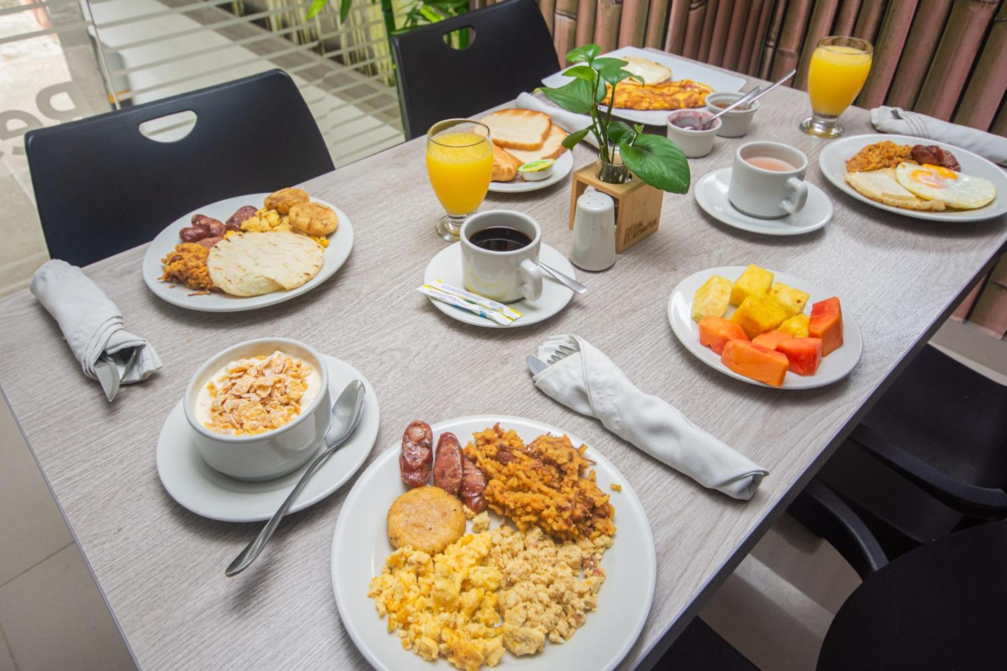 מדיין Hotel Laureles Plaza מראה חיצוני תמונה
